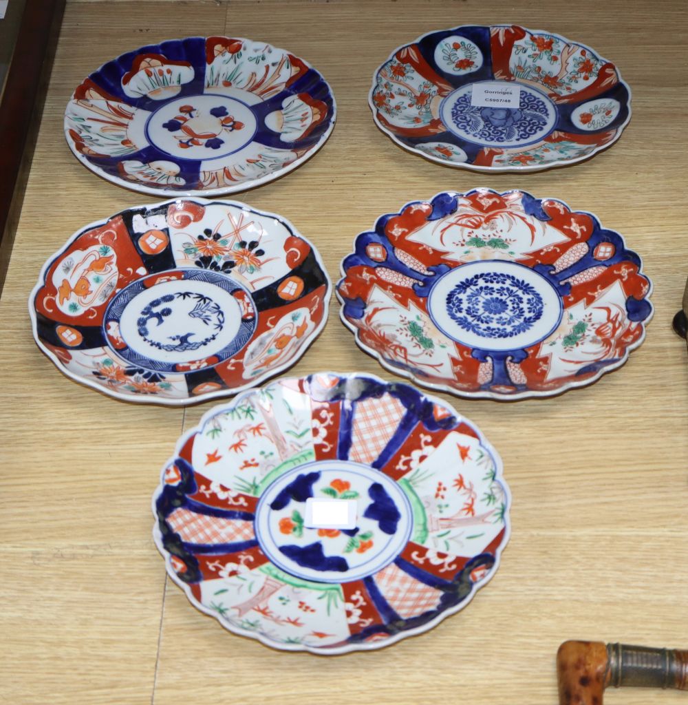 Five Japanese Imari dishes, diameter 22cm